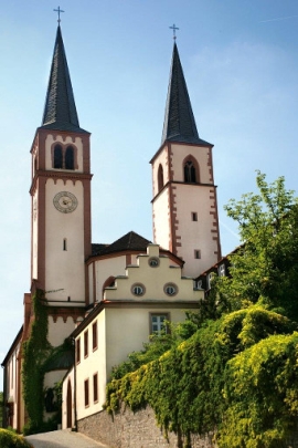 Foto der Pforte und der Türme der Don-Bosco-Kirche