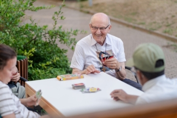 P. Xaver mit Jugendlichen beim Kartenspiel