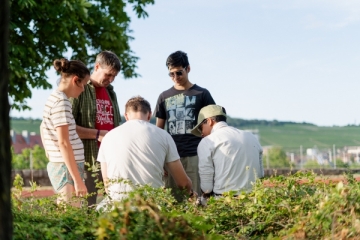 Ordensmann im Gespräch mit jungen Menschen