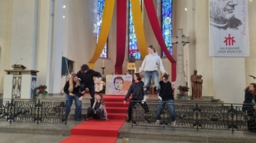 Spielerisch setzten junge Leute das Thema des Gottesdienstes „Wer ist der Größte?“ um.