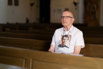 P. Xaver mit Jugendlichen in der Kirche
