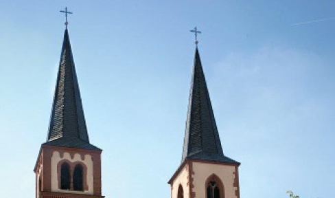 Foto der Pforte und der Türme der Don-Bosco-Kirche