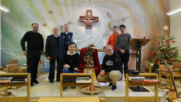 Gruppenbild der Salesianer Don Boscos Würzburg in der Hauskapelle an Weihnachten 2022